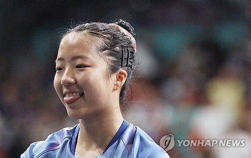 2일(현지시간) 프랑스 파리 사우스 파리 아레나에서 열린 2024 파리올림픽 탁구 여자 단식 4강전에서 한국 신유빈이 중국 천멍을 상대로 패배한 뒤 아쉬워하고 있다. [파리=연합뉴스]